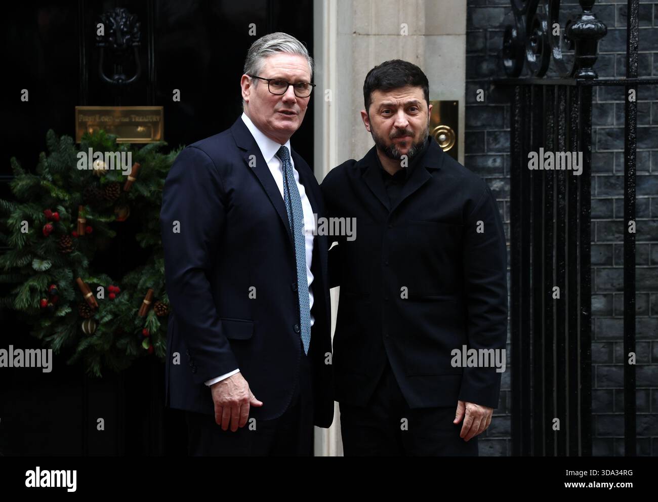 Londra, Regno Unito. 8 dicembre 2025. Il primo ministro del Regno Unito Sir Keir Starmer saluta il presidente ucraino Volodymyr Zelensky fuori 10 Downing Street. Credito: SOPA Images Limited/Alamy Live News Foto Stock