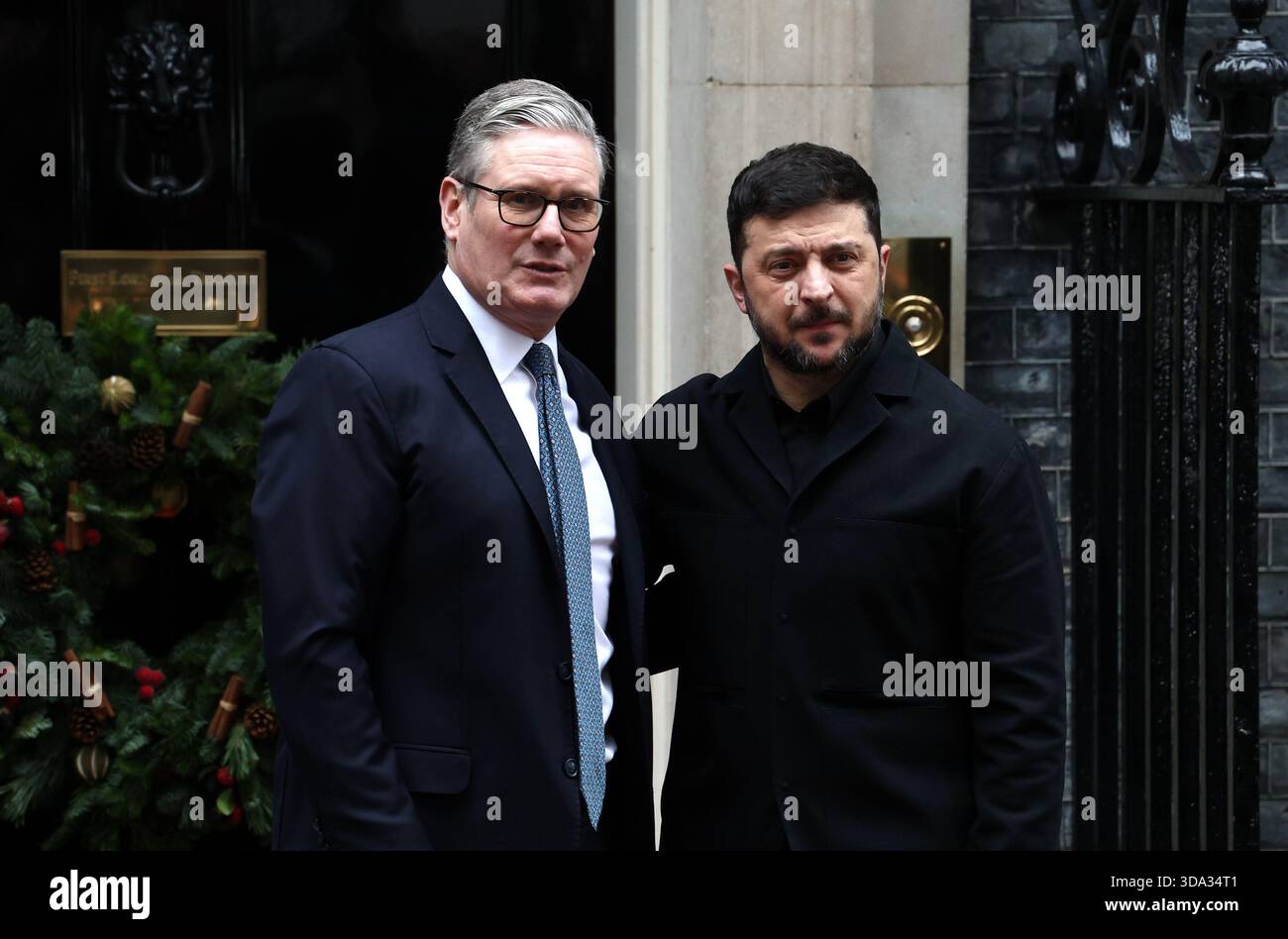 Londra, Regno Unito. 8 dicembre 2025. Il primo ministro del Regno Unito Sir Keir Starmer saluta il presidente ucraino Volodymyr Zelensky fuori 10 Downing Street. Credito: SOPA Images Limited/Alamy Live News Foto Stock