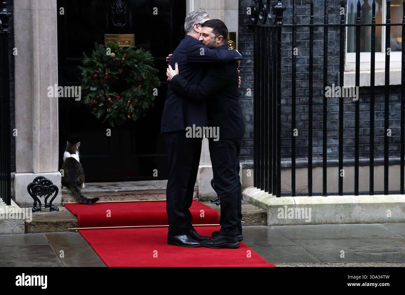 Londra, Regno Unito. 8 dicembre 2025. Il primo ministro del Regno Unito Sir Keir Starmer saluta il presidente ucraino Volodymyr Zelensky fuori 10 Downing Street. Credito: SOPA Images Limited/Alamy Live News Foto Stock