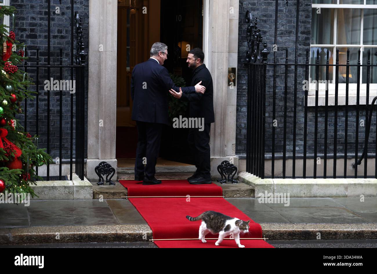 Londra, Regno Unito. 8 dicembre 2025. Il primo ministro del Regno Unito Sir Keir Starmer saluta il presidente ucraino Volodymyr Zelensky fuori 10 Downing Street. Credito: SOPA Images Limited/Alamy Live News Foto Stock