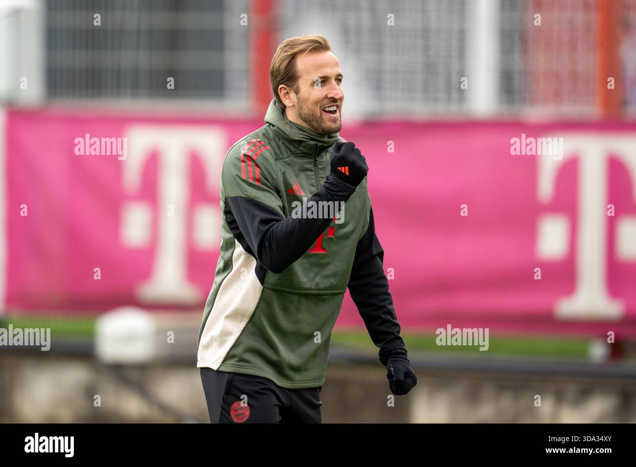 MONACO, GERMANIA - 8 DICEMBRE 2025: Harry Kane del Bayern Monaco in azione durante la sessione di allenamento ufficiale in vista della partita di UEFA Champions League contro lo Sporting CP (Sporting Lisbon) a Saebener Strasse l'8 dicembre 2025. Crediti: Marc Marasescu/Alamy Live News Foto Stock