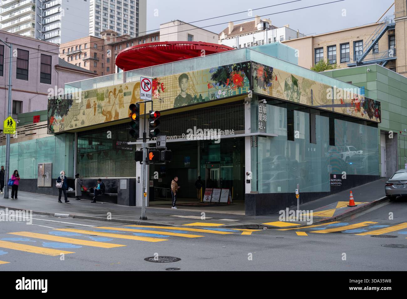 Stazione di Chinatown e Rose Pak per San Francisco MUNI Central Subway o T Line, Chinatown, San Francisco, California, 20 novembre, 2025. (foto di Smith Collection/Gado/Sipa USA) Foto Stock