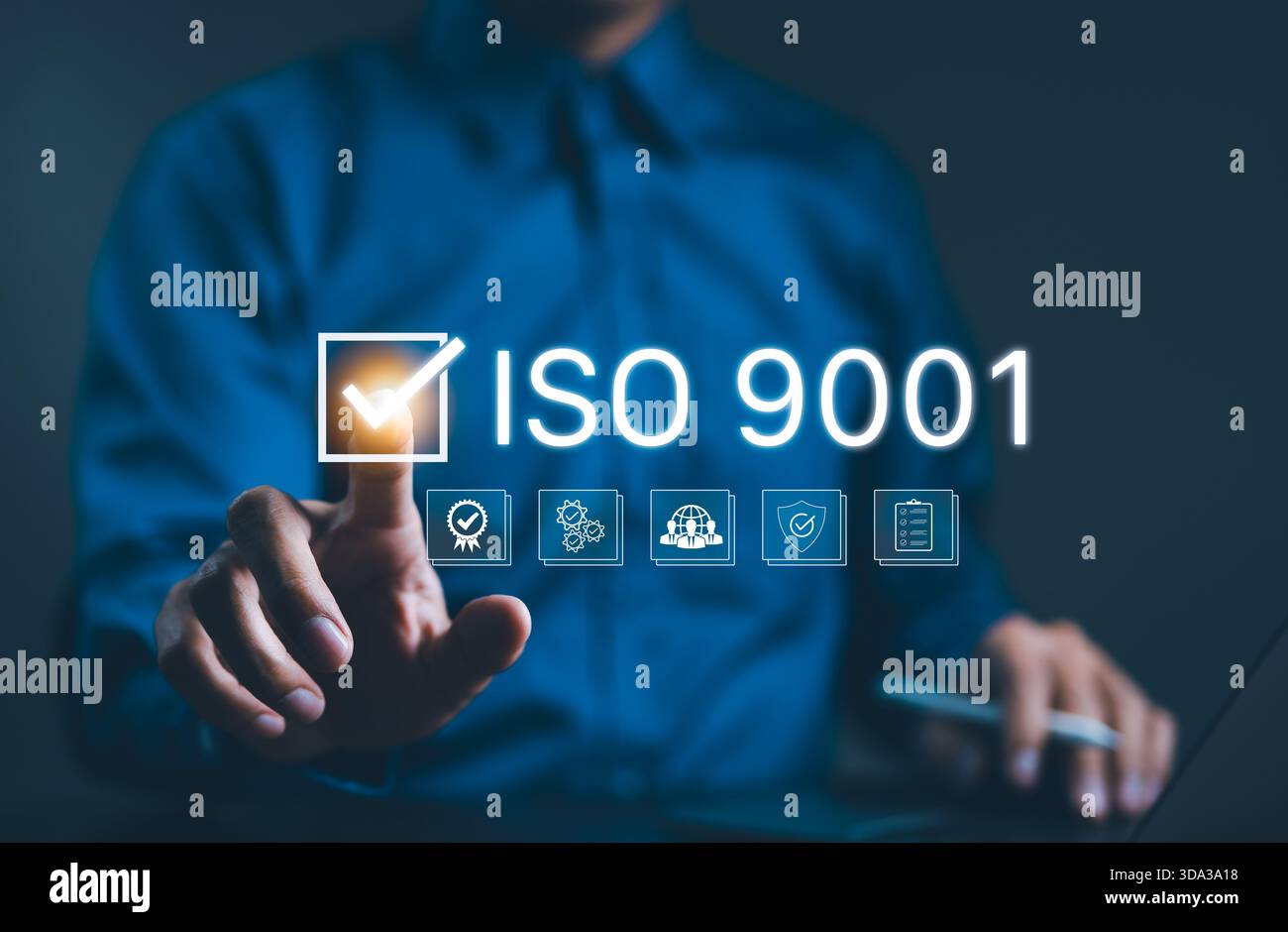 Concetto di certificazione ISO 9001. Businessman punta a ISO 9001 con icone di segno di spunta e simboli di controllo qualità, certificazione e standardizzazione in Foto Stock