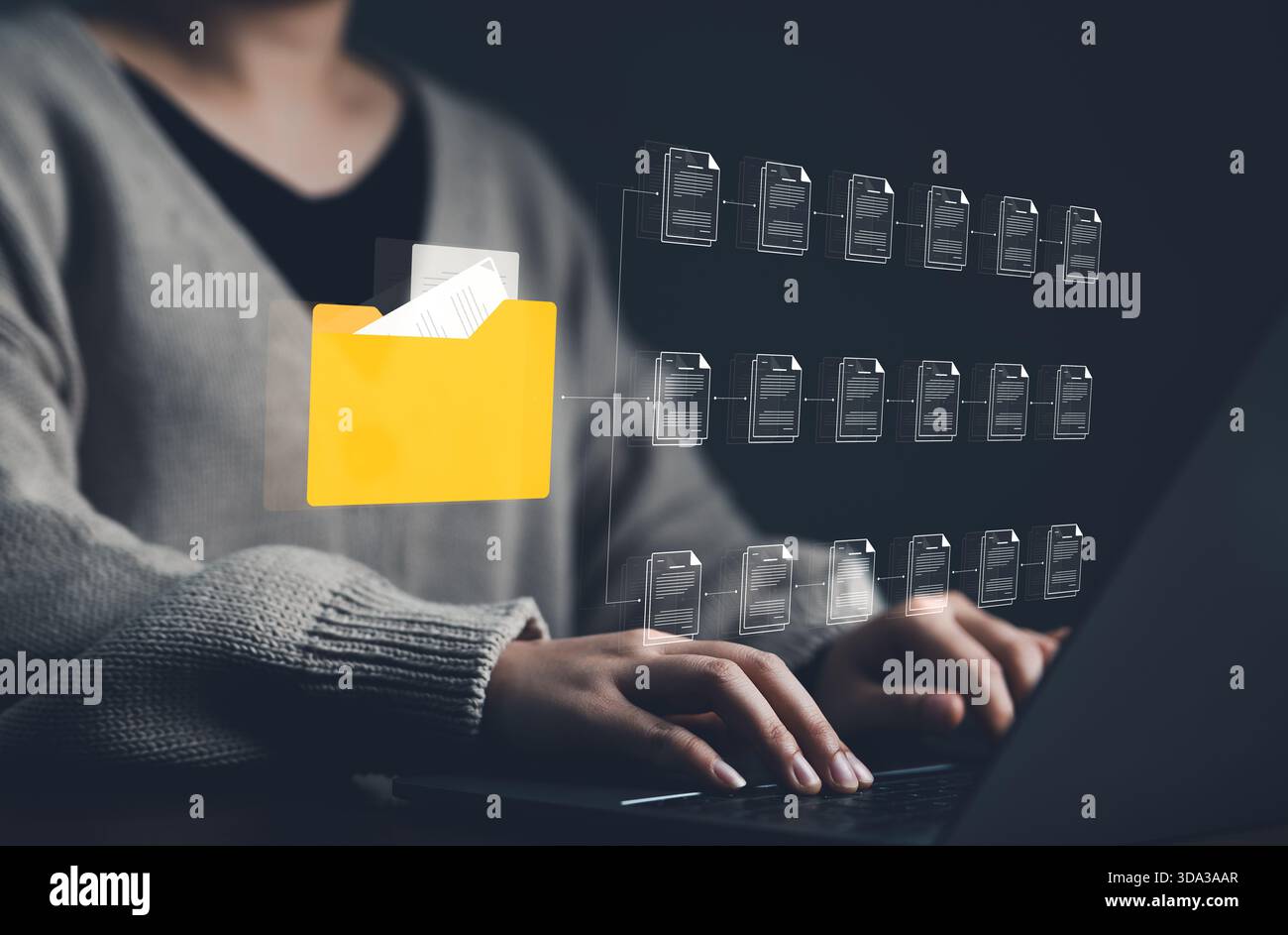 DMS, Document Management System Technology Concept. Una donna d'affari utilizza un computer portatile con sistema di gestione dei documenti, una cartella gialla per più documenti, o. Foto Stock