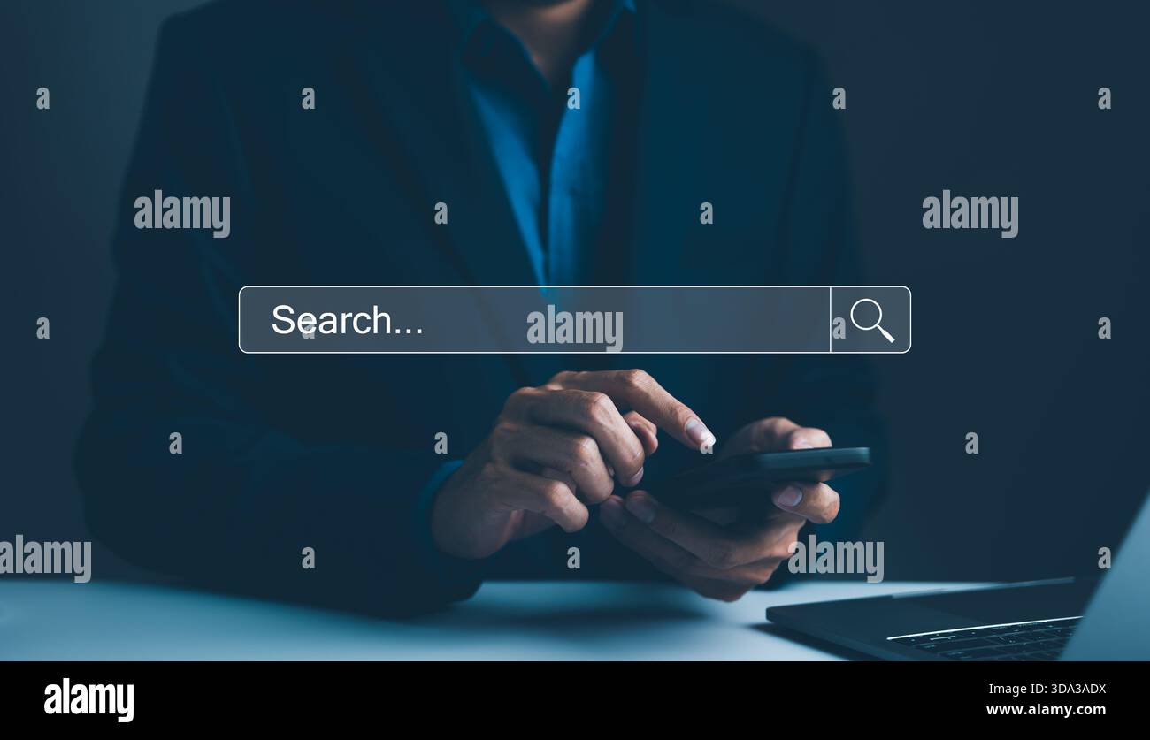 Concetto di tecnologia di ricerca dati. SEO Search Engine Optimization, l'uomo d'affari utilizza lo smartphone con sovrapposizione della barra di ricerca, ottimizzazione dei motori di ricerca e scavo Foto Stock