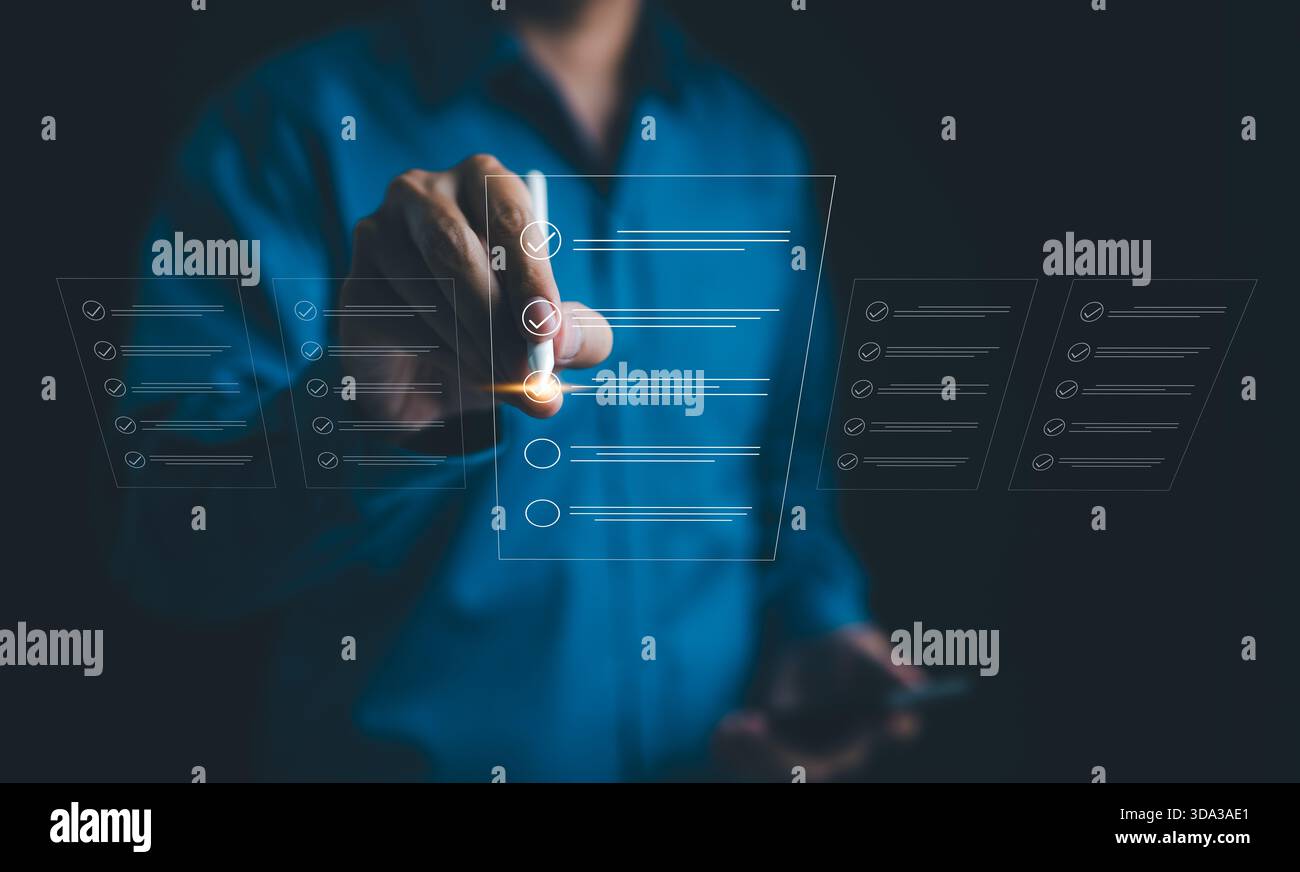 Compilare l'elenco di controllo del modulo digitale, un uomo d'affari che utilizza la penna per spuntare il segno di spunta corretto nella casella di controllo per il controllo dei documenti di qualità e il punto di accesso aziendale Foto Stock