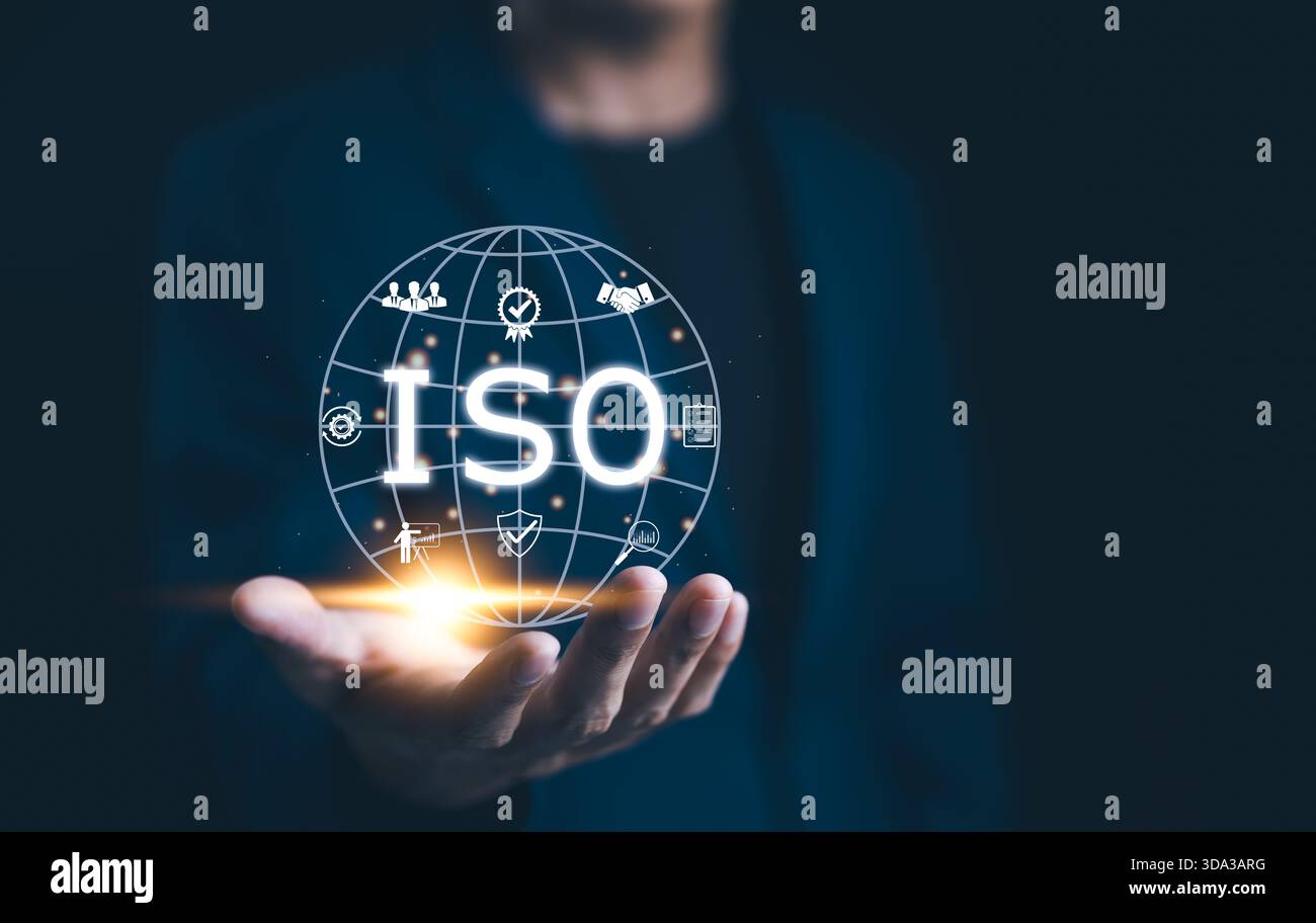 Standard ISO e garanzia di qualità. Uomo d'affari che presenta globo con varie icone ISO che simboleggiano standard e garanzia di qualità, è un'ottima occasione Foto Stock