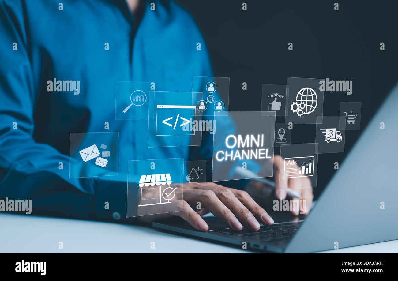 Concetto di Omni Channel Marketing. Uomo d'affari che utilizza un notebook con icone digitali che rappresentano concetti di marketing omnicanale. includere e-mail, e-commerce, ecc. Foto Stock