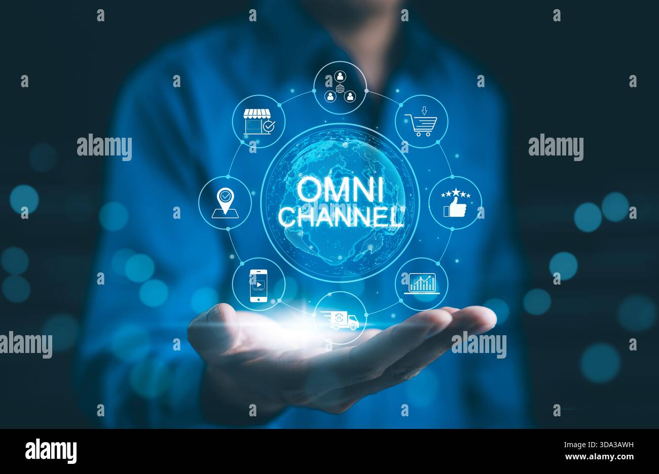 Concetto di Omni Channel Marketing. Uomo d'affari che detiene una rappresentazione digitale di marketing omnicanale, e-commerce, delivery, social media, analisi, c Foto Stock