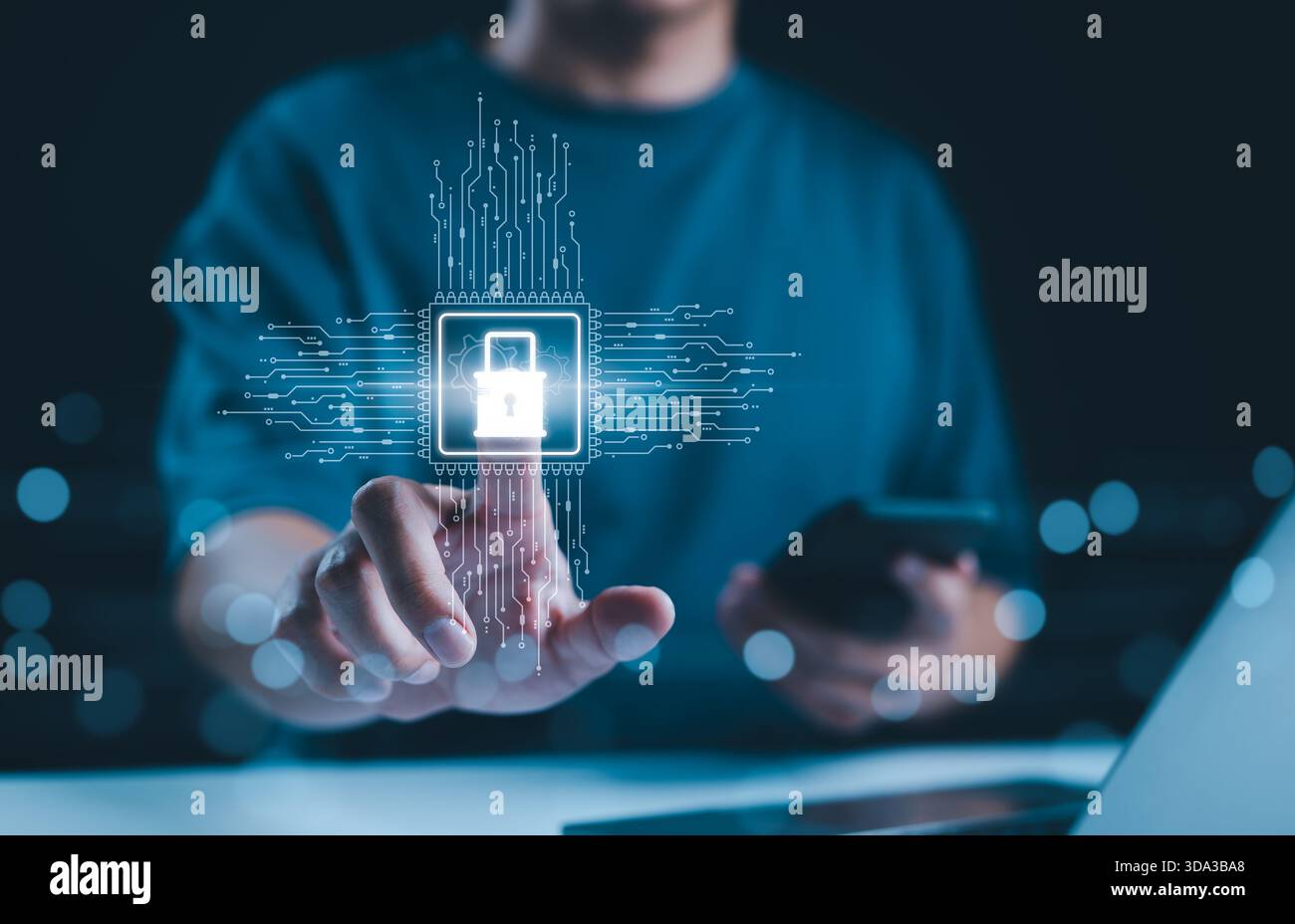 Blocco di sicurezza digitale. Una persona interagisce con l'icona del lucchetto di sicurezza digitale sull'interfaccia virtuale, che rappresenta la cybersicurezza, la protezione dei dati e il preven Foto Stock