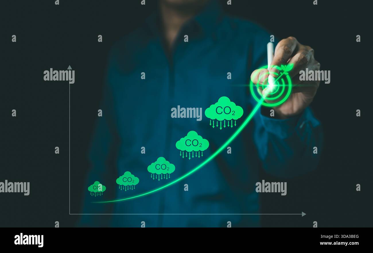 Riduzione delle emissioni di CO2 e sostenibilità ambientale. Persona che disegna un grafico crescente con l'icona digitale emissioni di CO2, il concetto di riduzione del carbonio d Foto Stock