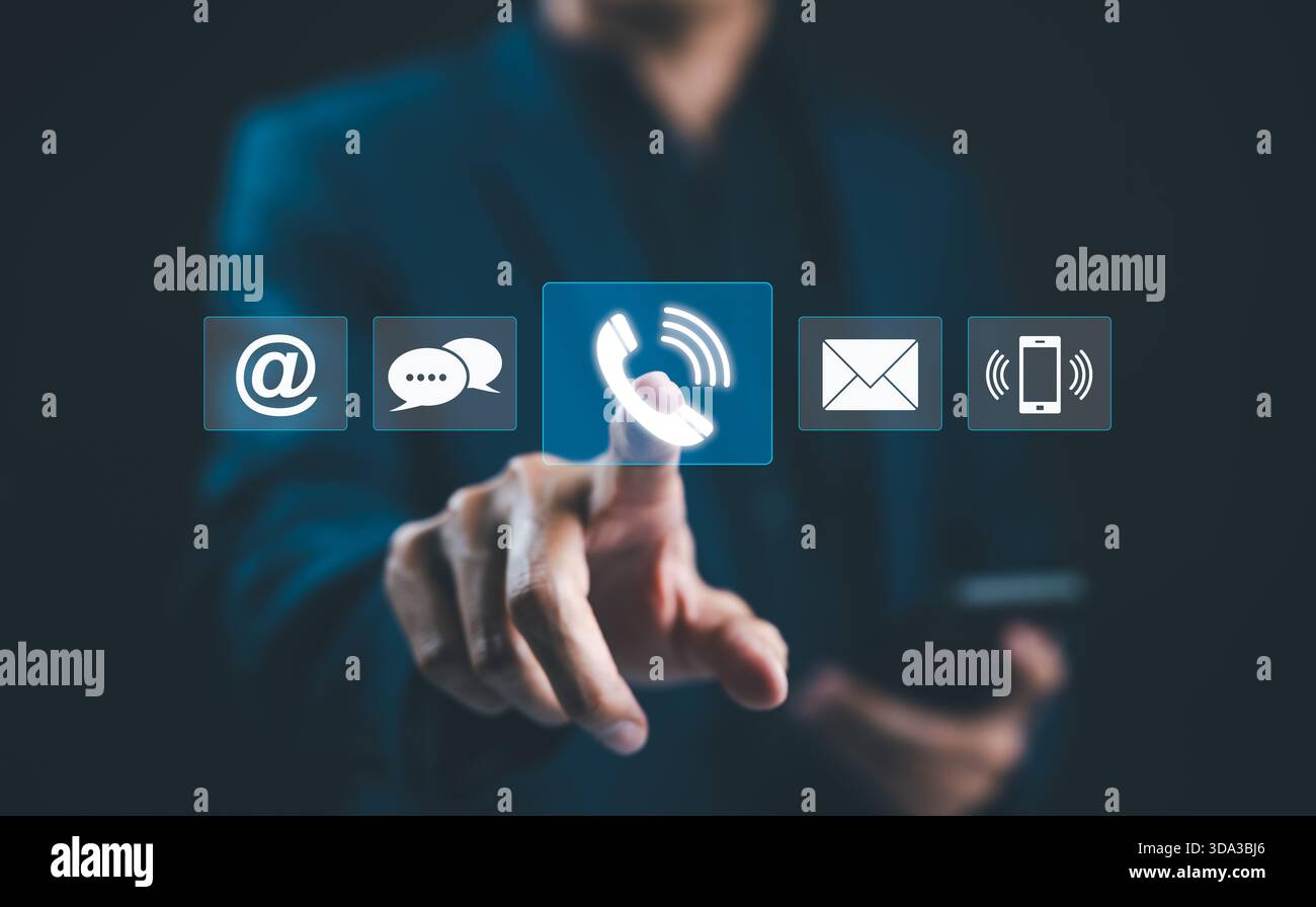 Customer Service Call Center, Contattaci, Care Support Hotline, tocchi a mano l'icona luminosa del telefono digitale tra i vari simboli di comunicazione, rappresentano Foto Stock