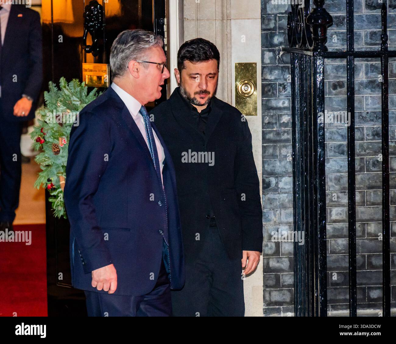 Londra, Regno Unito. 8 dicembre 2025. Il primo ministro, Sir Keir Starmer, saluta il presidente ukraniano Volodymyr Zelensky dopo l'incontro con i principali leader europei a Downing Street, Londra. Gli alleati dell'Ucraina pianificano la loro risposta alla pressione degli Stati Uniti affinché Kiev accetti concessioni nei colloqui di pace. Crediti: Guy Bell/Alamy Live News Foto Stock