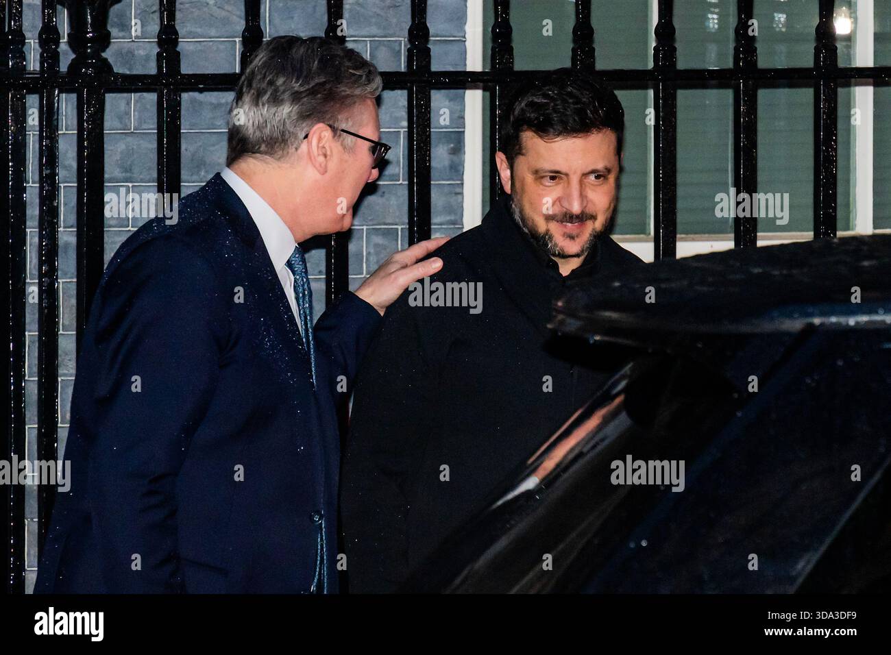 Londra, Regno Unito. 8 dicembre 2025. Il primo ministro, Sir Keir Starmer, saluta il presidente ukraniano Volodymyr Zelensky dopo l'incontro con i principali leader europei a Downing Street, Londra. Gli alleati dell'Ucraina pianificano la loro risposta alla pressione degli Stati Uniti affinché Kiev accetti concessioni nei colloqui di pace. Crediti: Guy Bell/Alamy Live News Foto Stock