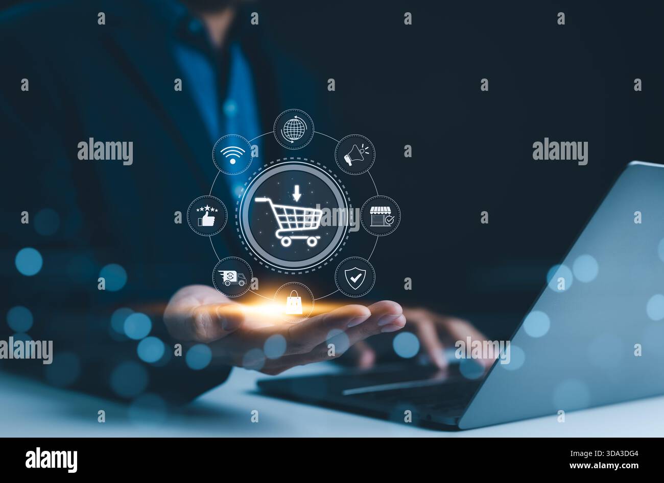 Concetto di tecnologia e-commerce. Una persona che detiene l'icona del carrello con simboli di e-commerce rappresenta la tecnologia dello shopping online e il marketing digitale Foto Stock