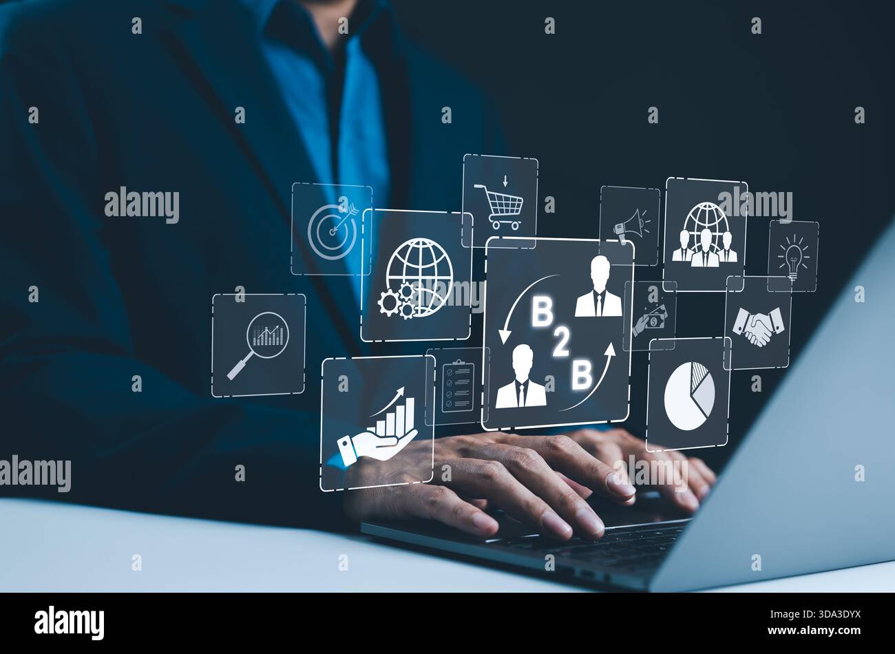 Concetto di strategia aziendale B2B. Uomo d'affari che lavora con un'interfaccia virtuale B2B su un notebook, concettualizzando strategia, partnership, obiettivi aziendali Foto Stock