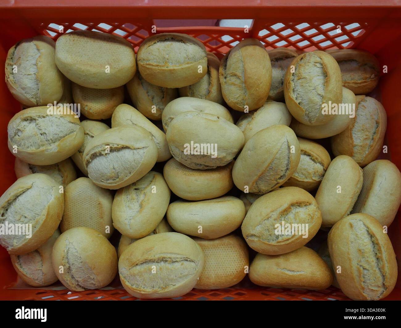 Panini freschi, consegnati in una scatola rossa, pronti per essere conditi con salsiccia e formaggio per un buffet. Foto Stock