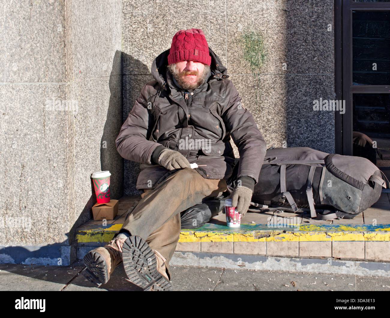 Senzatetto con tazze da caffè Aberdeen 2025 Foto Stock