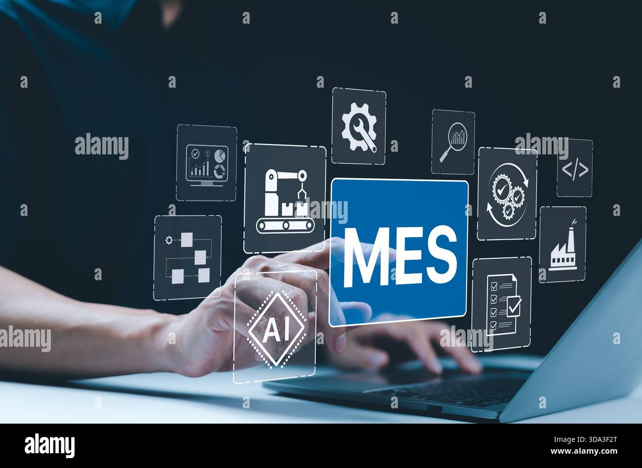 MES - concetto di Manufacturing Execution System. Integrazione AI, Una persona tocca l'icona MES con simboli per la produzione, l'automazione, i processi industriali, Foto Stock