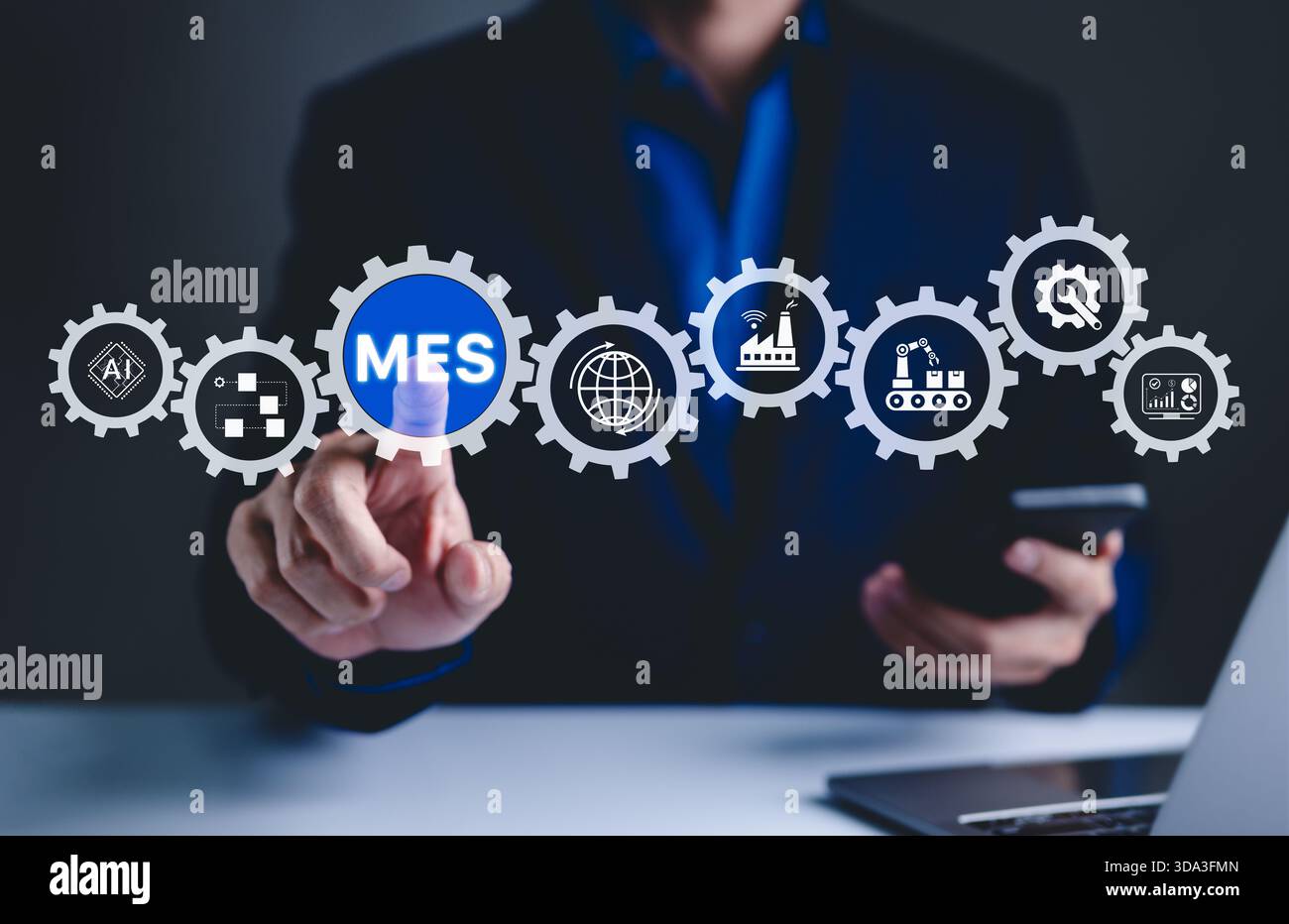 MES - concetto di Manufacturing Execution System. Integrazione AI, Una persona tocca l'icona MES con simboli per la produzione, l'automazione, i processi industriali, Foto Stock