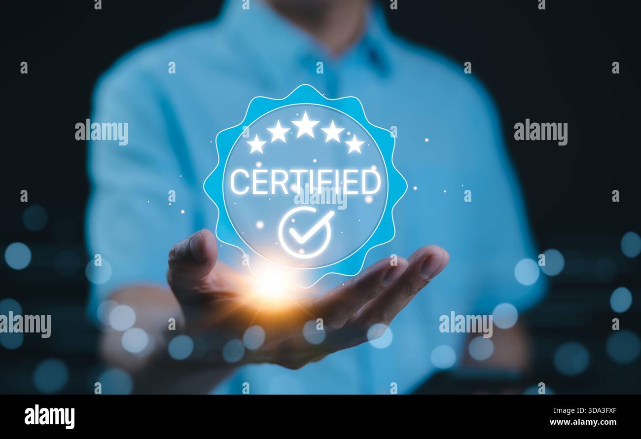 Concetto certificato. Una persona ha in mano un distintivo olografico luminoso che mostra la parola "certificato" con un segno di spunta e stelle, a simboleggiare la garanzia di qualità Foto Stock