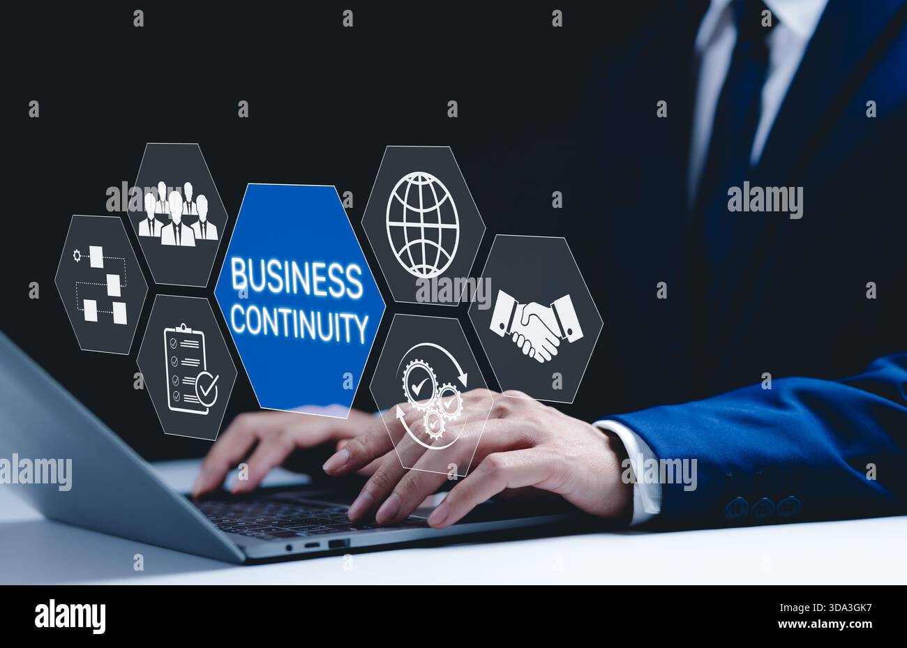 Business continuity e concetto di strategia. Gli uomini d'affari utilizzano notebook con icone digitali che rappresentano la continuità aziendale, le operazioni globali, il lavoro di squadra, il lavoro di lavoro Foto Stock