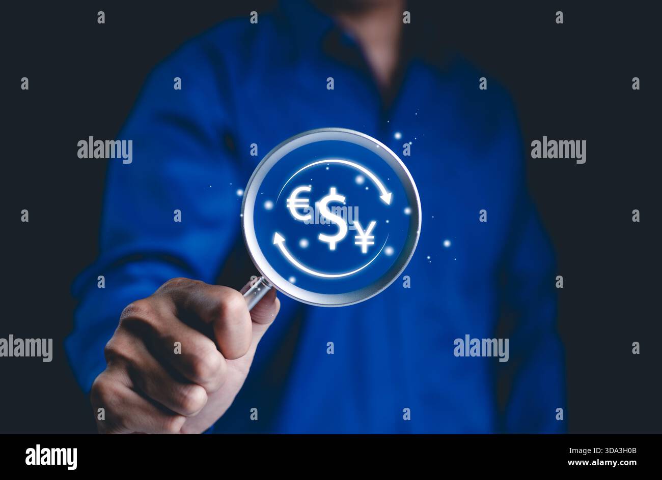 Concetto di cambio valuta e finanza globale. L'uomo d'affari ha una lente d'ingrandimento con simboli dollaro, euro, yen, cambio valuta e f Foto Stock