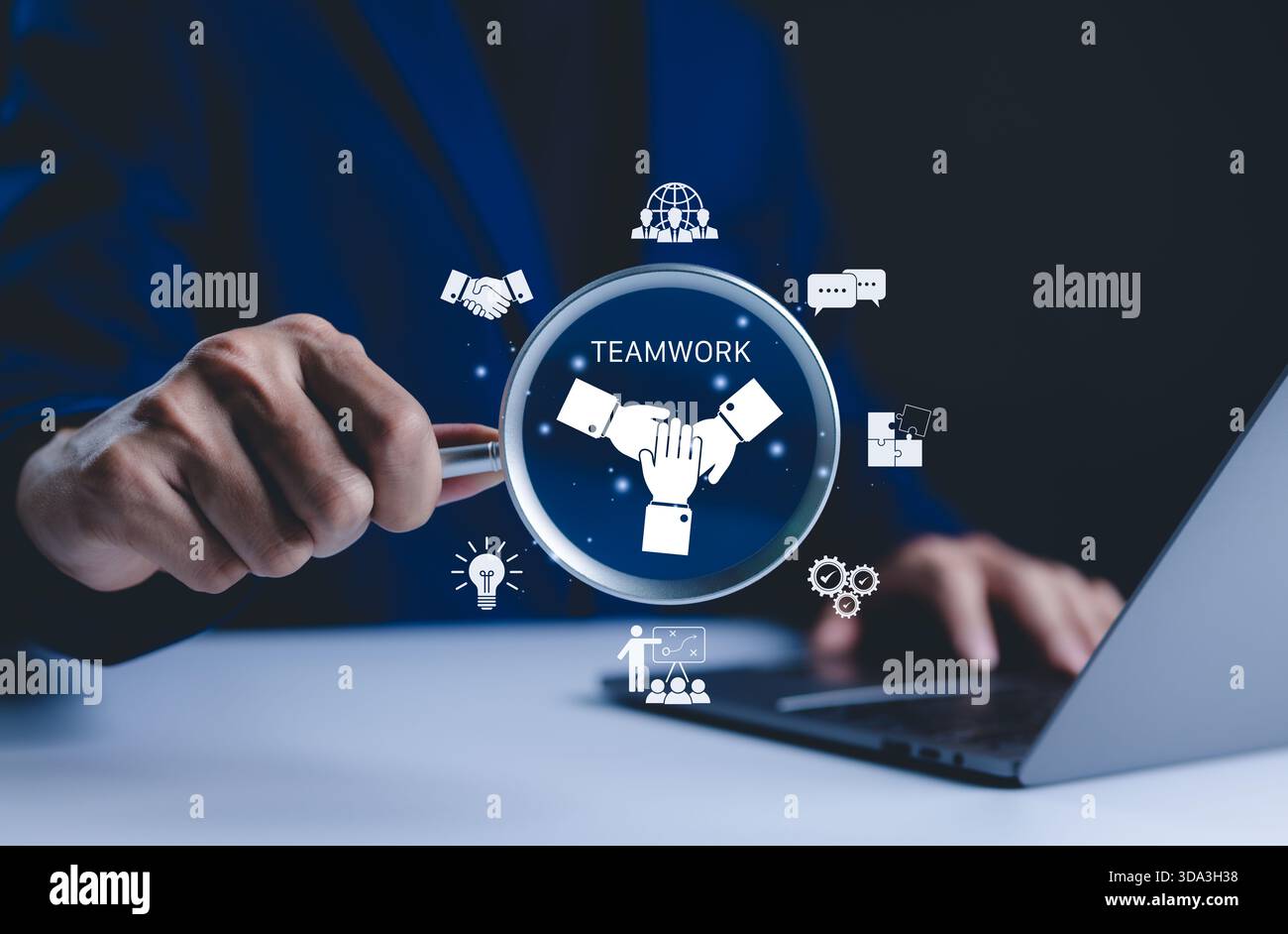 Concetto di collaborazione e lavoro di squadra. Uomo d'affari possiede una lente di ingrandimento incentrata sui simboli di "lavoro di squadra", la collaborazione, la comunicazione e idea shari Foto Stock