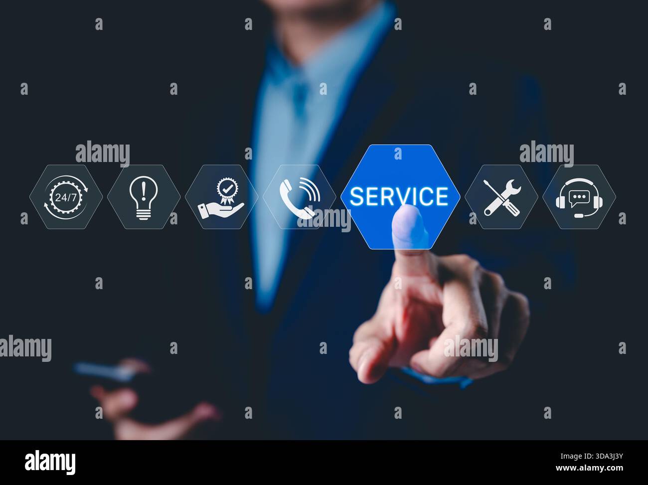 Concetto di assistenza e assistenza clienti. Un professionista che indica un'icona del servizio digitale, circondato da simboli dell'assistenza clienti come la disponibilità 24/7 Foto Stock