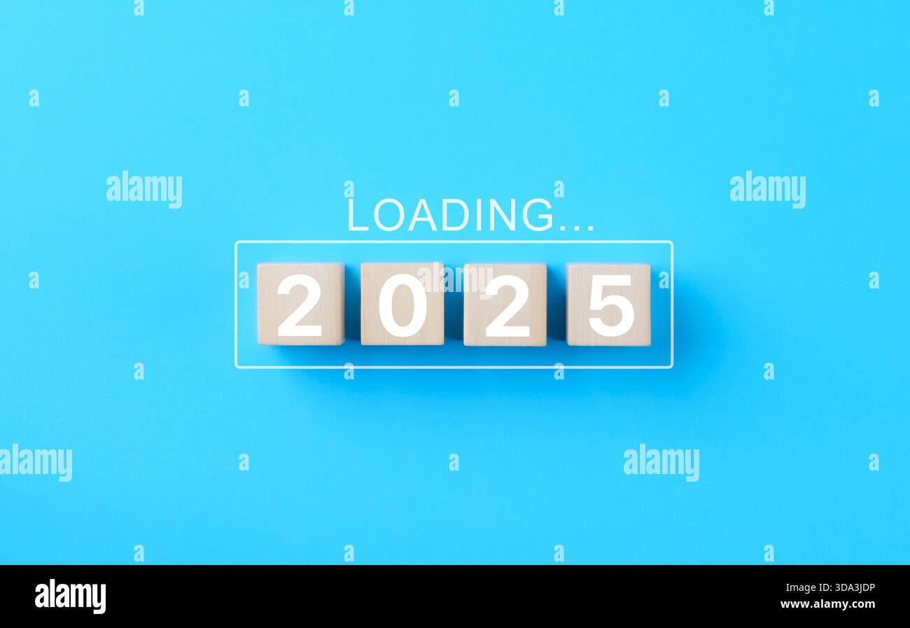 Caricamento del concetto di avanzamento del nuovo anno 2025. Blocchi di legno "2025" con la parola "caricamento" transizione, pianificazione e preparazione per il 2025. strategia aziendale Foto Stock