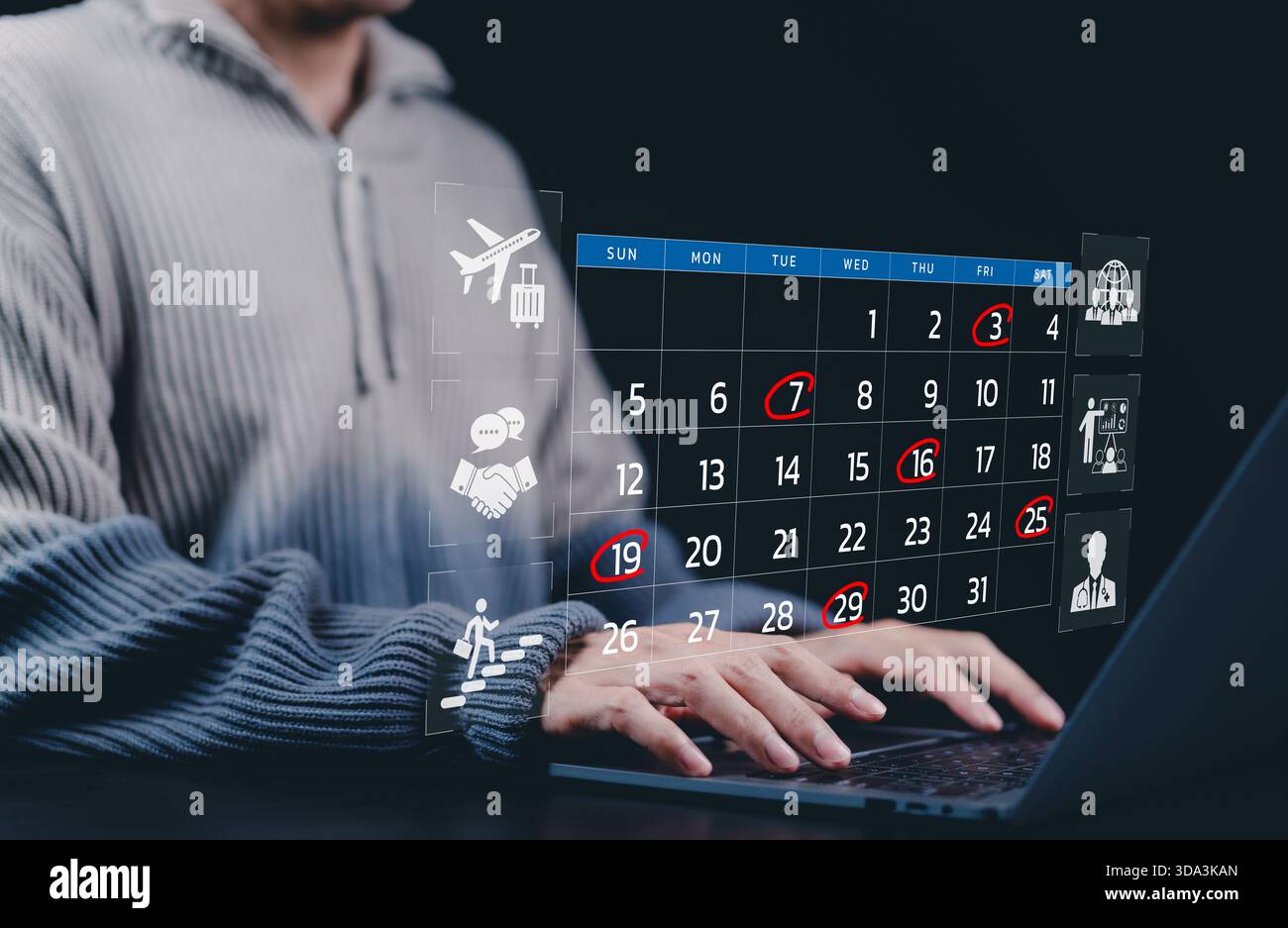 Concetti di gestione del tempo e pianificazione del calendario. Una persona che utilizza un laptop con un calendario digitale che visualizza date contrassegnate, gestione dell'ora, programmazione, Foto Stock