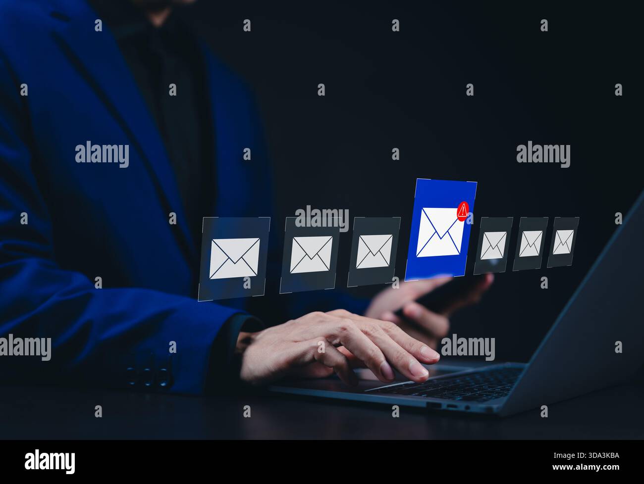 Informazioni sulla notifica di avviso di sicurezza tramite e-mail. Una persona che utilizza un laptop con icone di avviso di sicurezza e notifiche di avviso per la sicurezza informatica Foto Stock