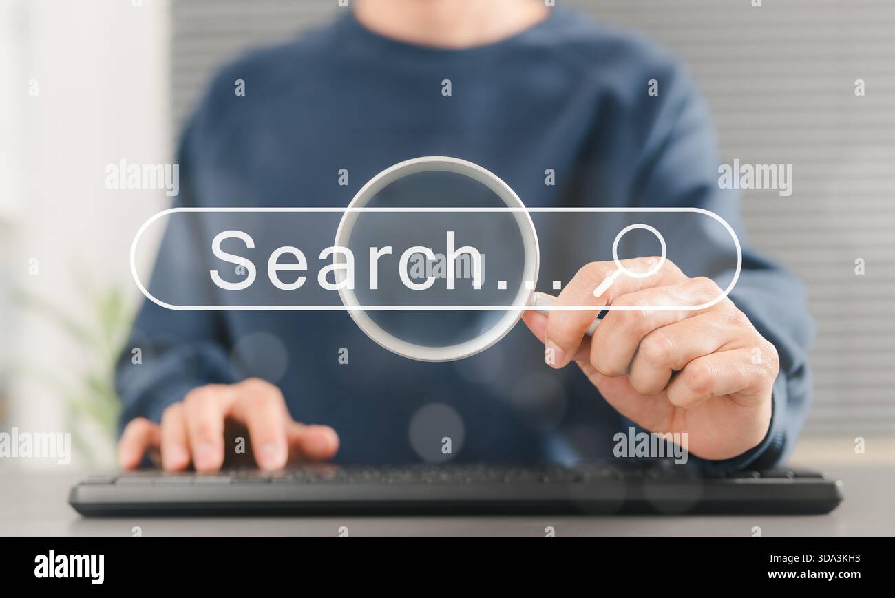 Concetto di ottimizzazione dei motori di ricerca SEO. La persona utilizza la tastiera tenendo la lente d'ingrandimento con la barra di ricerca denominata "Cerca", motore di ricerca online Foto Stock