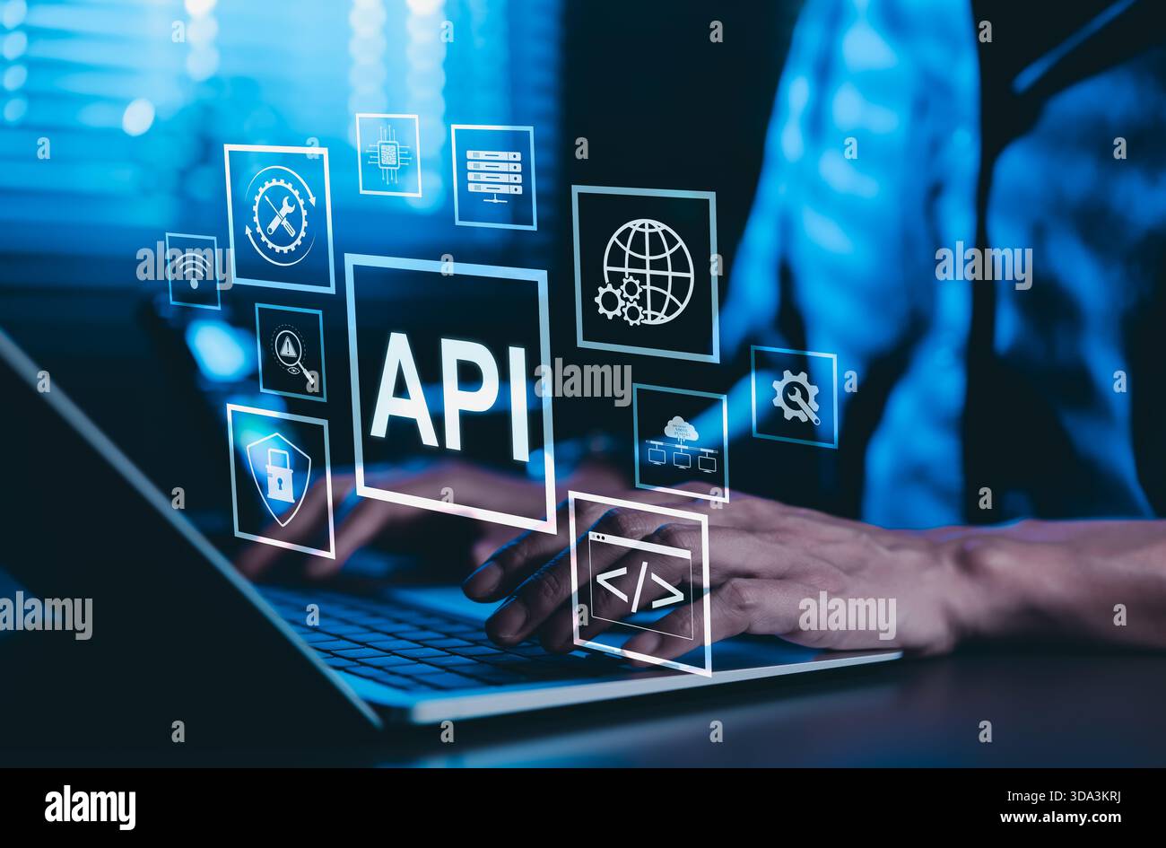 Concetto di API Application Programming Interface. Un programmatore digita su un laptop, interagendo con icone digitali che rappresentano lo sviluppo API, la sicurezza, Foto Stock