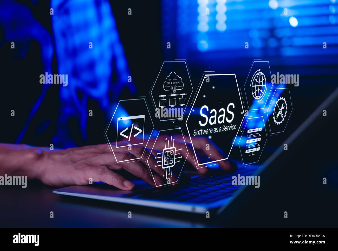 SaaS software as a Service. Uomo che utilizza notebook con interfaccia futuristica icone SaaS (software as a Service), cloud computing, soluzioni, Foto Stock