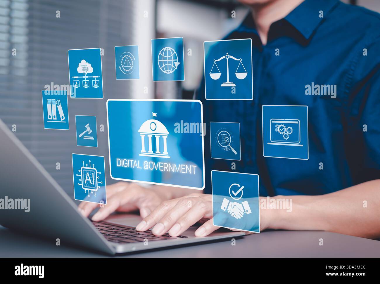 Pubblica amministrazione digitale e tecnologia dei servizi pubblici online. Uomo che utilizza notebook con icone sistemi governativi digitali, intelligenza artificiale, tecnologia cloud, Foto Stock