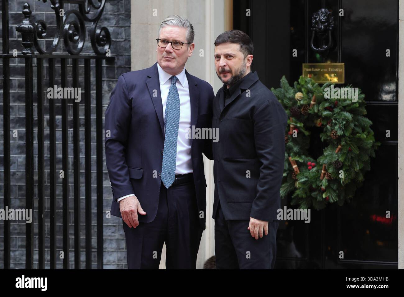 Londra, Regno Unito. 15 dicembre 2025. Il primo ministro britannico Keir Starmer riceve il presidente francese Emmanuel Macron, il cancelliere tedesco Friedrich Merz e il presidente ucraino Volodymyr Zelensky per discutere un piano di pace per l'Ucraina a Downing Street. Crediti: Uwe Deffner/Alamy Live News Foto Stock