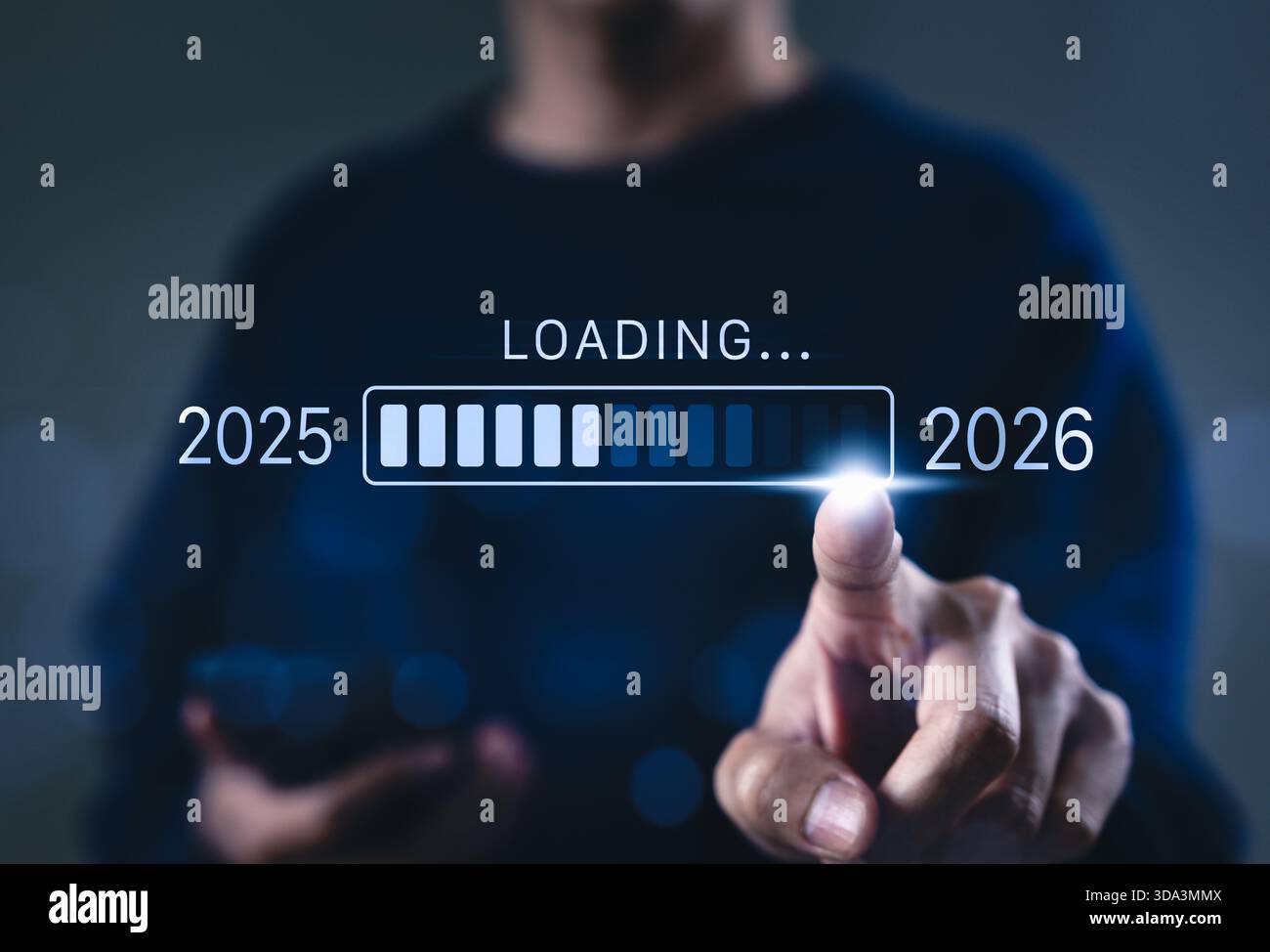 Progresso e transizione dal concetto 2025 al 2026. Una persona che punta alla barra di carico che passa dal 2025 al 2026, progressi, pianificazione futura, Foto Stock