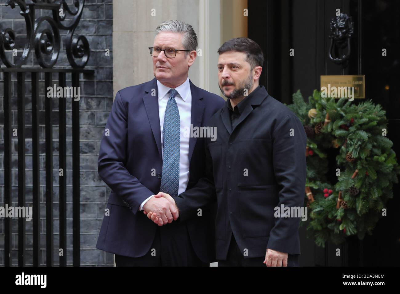 Londra, Regno Unito. 15 dicembre 2025. Il primo ministro britannico Keir Starmer riceve il presidente francese Emmanuel Macron, il cancelliere tedesco Friedrich Merz e il presidente ucraino Volodymyr Zelensky per discutere un piano di pace per l'Ucraina a Downing Street. Crediti: Uwe Deffner/Alamy Live News Foto Stock