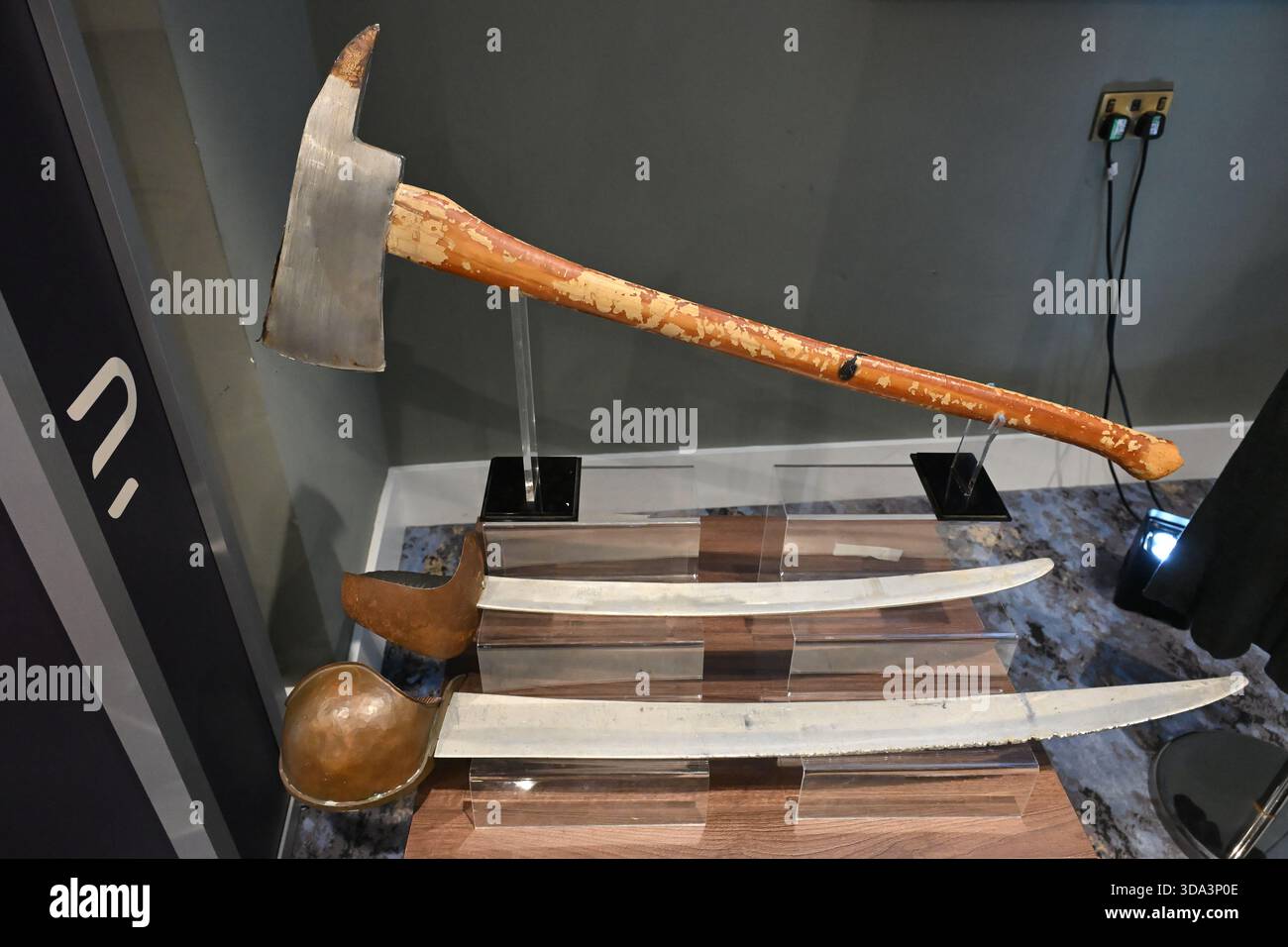 Jack Torrance (Jack Nicholson) Stunt Axe the Shining - Fratelli Brothers Cutlass, One-Eyed Willy's Cutlass brandizzata da Sloth (John Matuzak) The Goonies Foto Stock