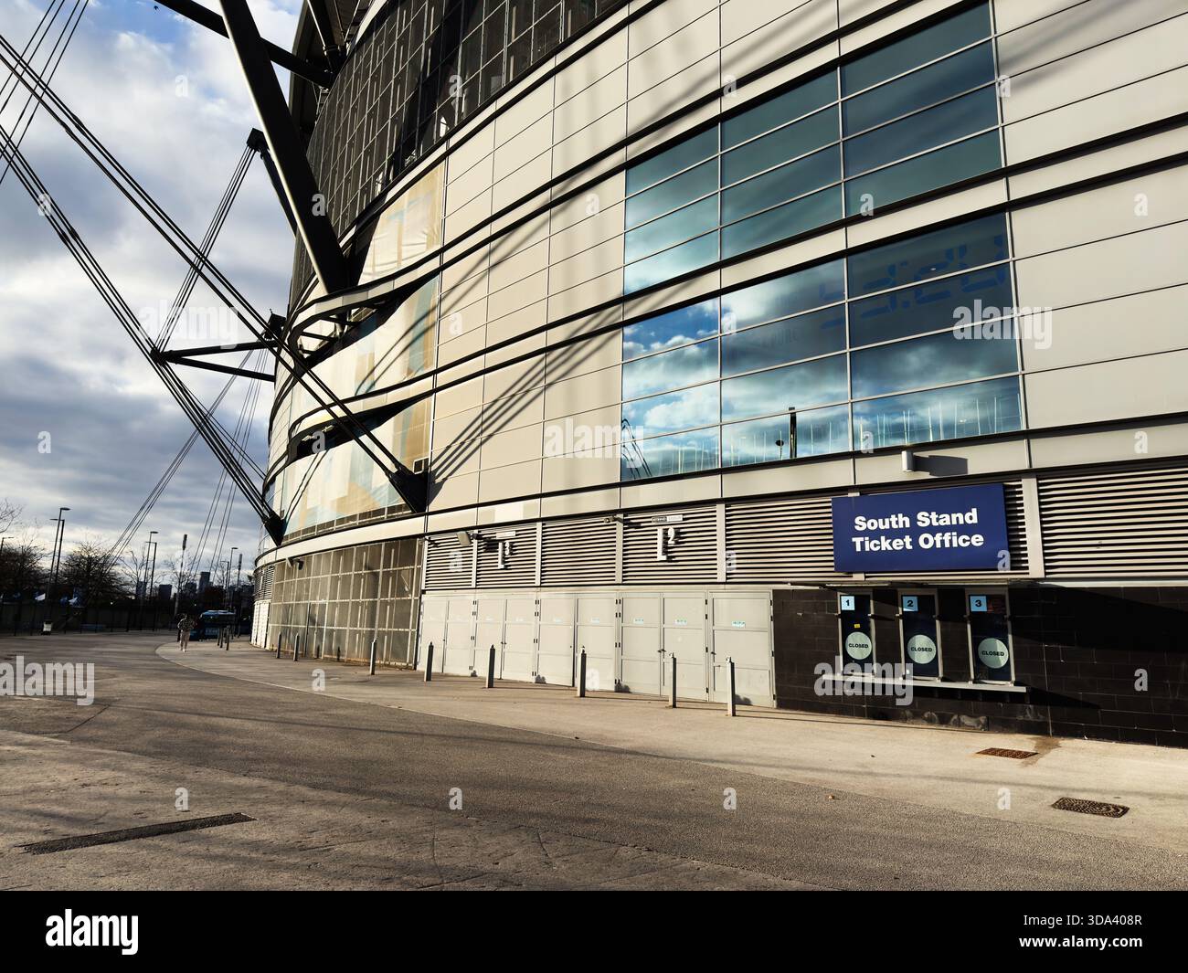 Manchester, Regno Unito - 16 novembre 2025: Vista esterna della biglietteria South Stand presso lo stadio City of Manchester, Manchester. Foto Stock