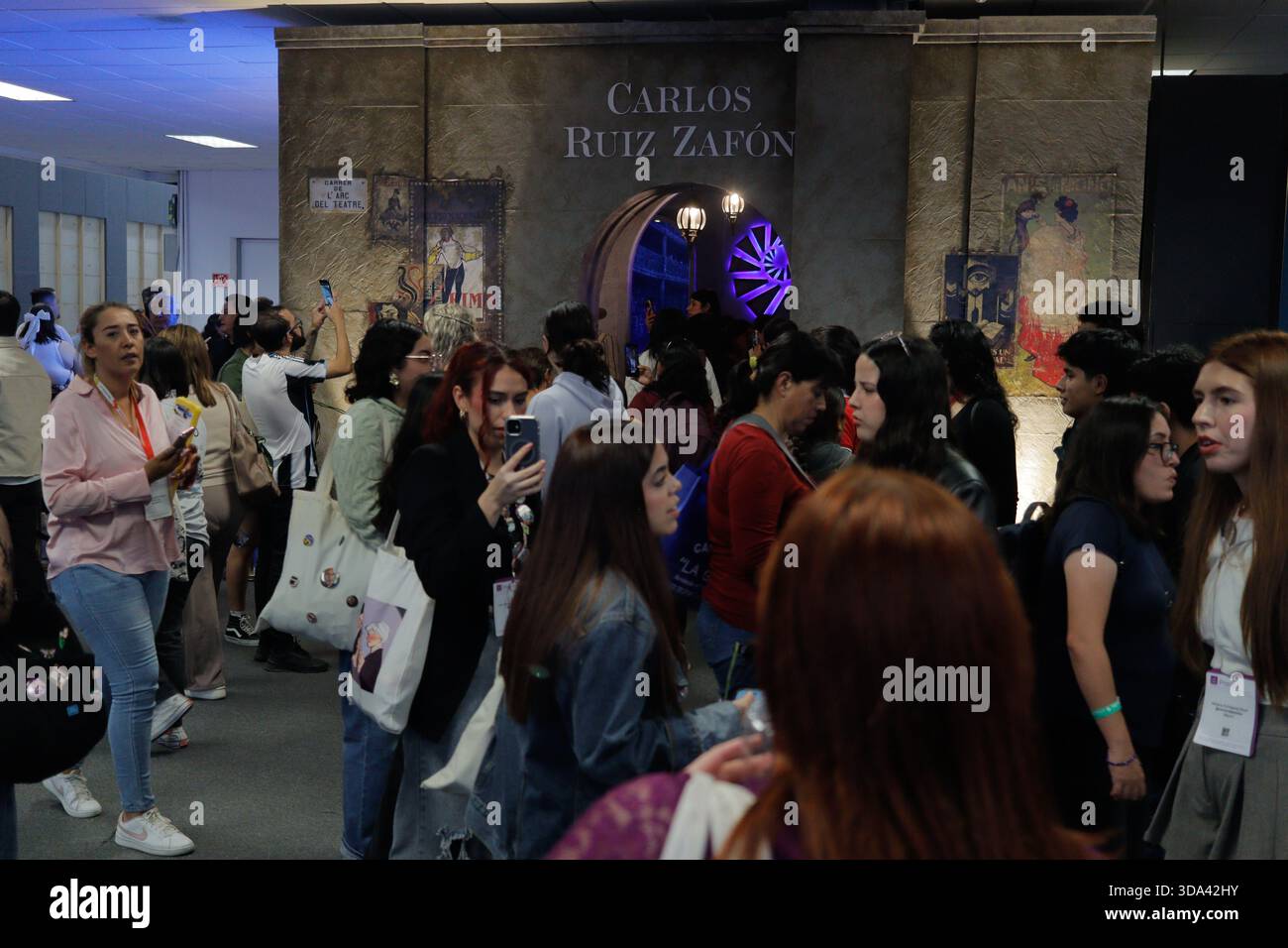 Guadalajara, Messico. 6 dicembre 2025. La gente partecipa alla 39a Fiera Internazionale del Libro di Guadalajara all'Expo Guadalajara. Il 6 dicembre 2025 a Guadalajara, Messico. (Foto di Carlos Santiago/ credito: Eyepix Group/Alamy Live News Foto Stock