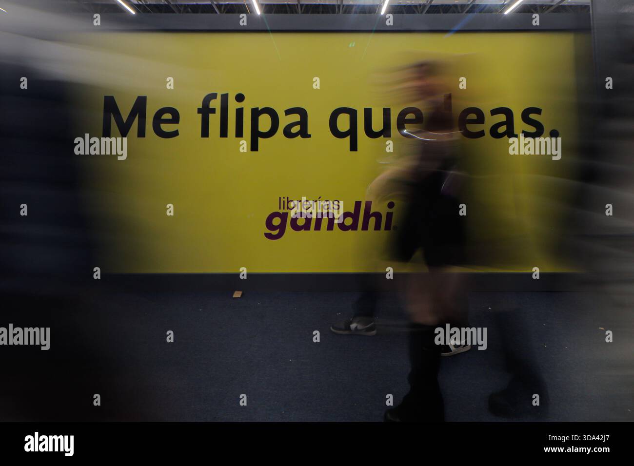 Guadalajara, Messico. 6 dicembre 2025. La gente partecipa alla 39a Fiera Internazionale del Libro di Guadalajara all'Expo Guadalajara. Il 6 dicembre 2025 a Guadalajara, Messico. (Foto di Carlos Santiago/ credito: Eyepix Group/Alamy Live News Foto Stock