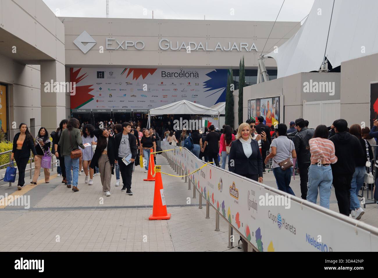 Guadalajara, Messico. 6 dicembre 2025. La gente partecipa alla 39a Fiera Internazionale del Libro di Guadalajara all'Expo Guadalajara. Il 6 dicembre 2025 a Guadalajara, Messico. (Foto di Carlos Santiago/ credito: Eyepix Group/Alamy Live News Foto Stock