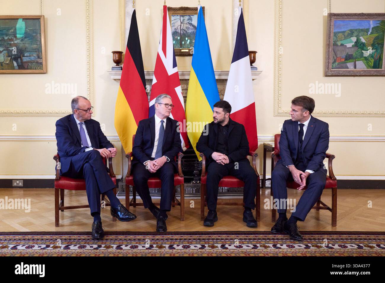 Da sinistra: Il cancelliere federale Friedrich MERZ, il primo ministro britannico Keir Starmer, il presidente ucraino Volodymyr Zelenskyy e il presidente francese Emmanuel Macron a Downing Street No.10. Riunione Ucraina a Londra sul viaggio di lavoro del Presiden del 08.12.2025 Foto Stock
