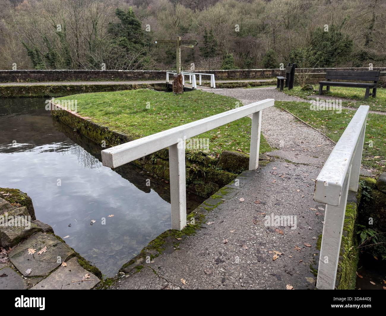 Ponti e passerelle dipinte lungo il Towpath del Cromford Canal fino all'High Peak Junction Aquaduct Cottage.Derrbyshire.Inghilterra.Regno Unito - Immagine stock catturata con smartphone