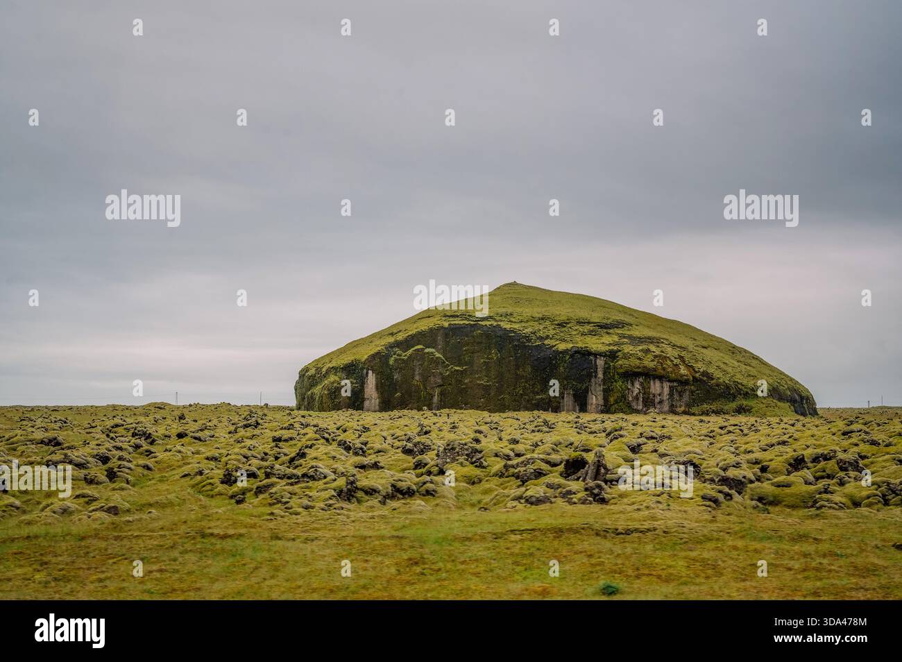 Una formazione rocciosa rotonda in campi di lava muschiata intorno all'area di Kirkjubæjarklaustur, nel sud dell'Islanda Foto Stock