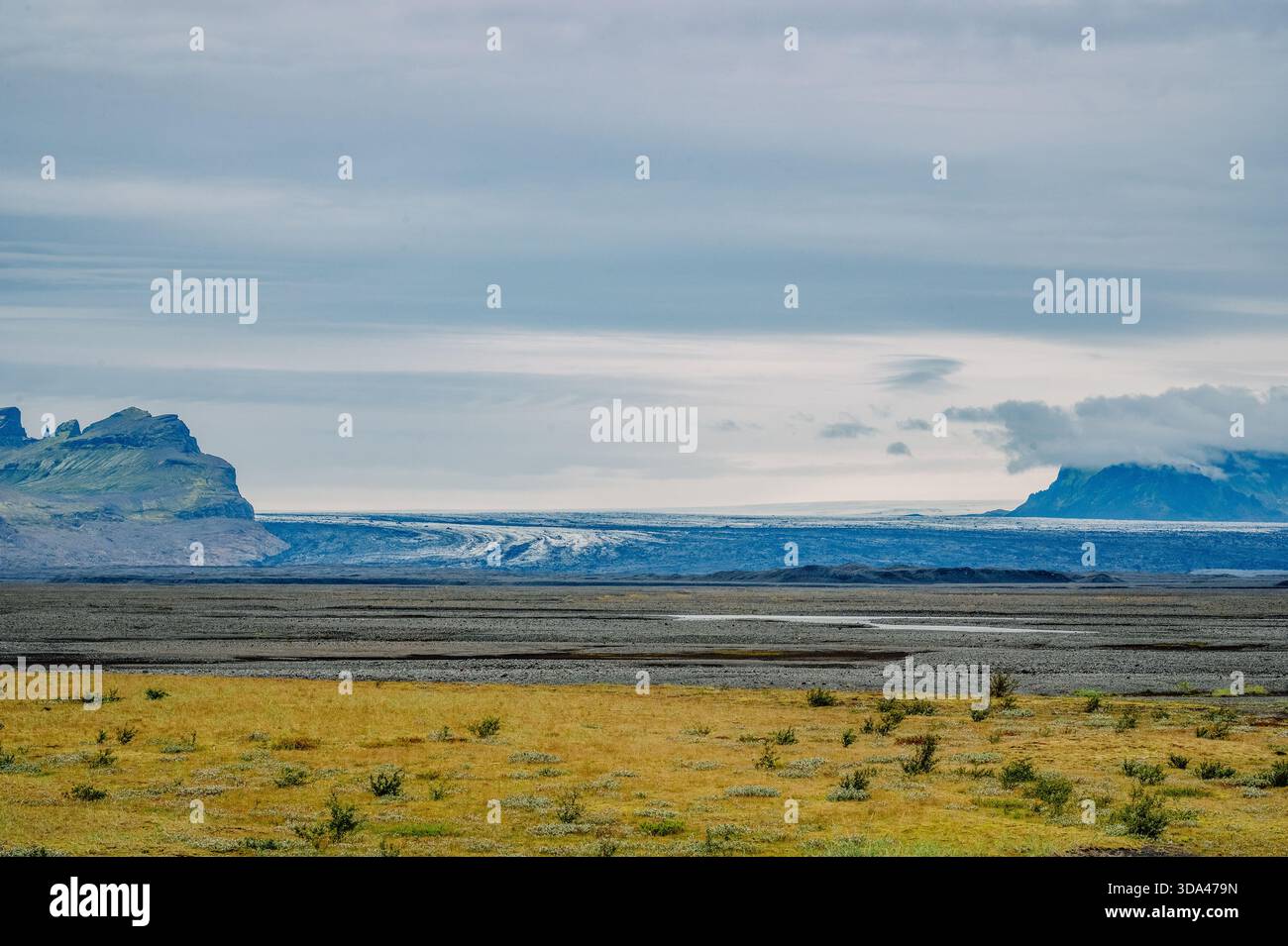 La campagna islandese e sullo sfondo del ghiacciaio Vatnajökull, il più grande ghiacciaio islandese. Foto Stock