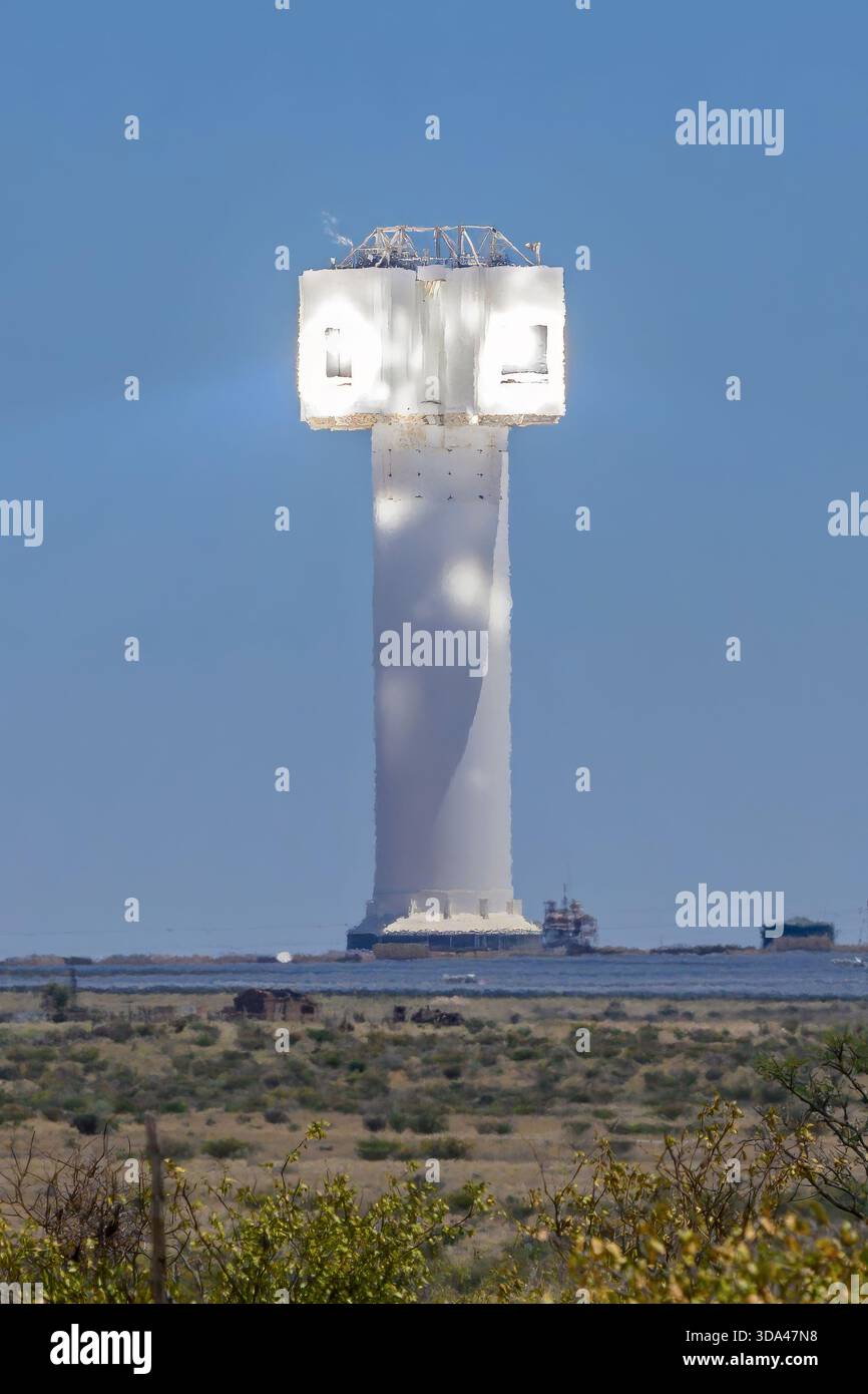Torre di energia solare KHI Solar One (KSO) a Upington (Dawid Kruiper Local Municipality, Northern Cape), Sud Africa. Foto Stock