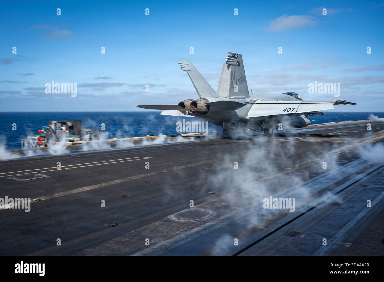 Un F/A-18E Super Hornet, attaccato ai "Blue Diamonds" dello Strike Fighter Squadron (VFA) 146, viene lanciato dalla cabina di pilotaggio dell'aircr di classe Nimitz Foto Stock